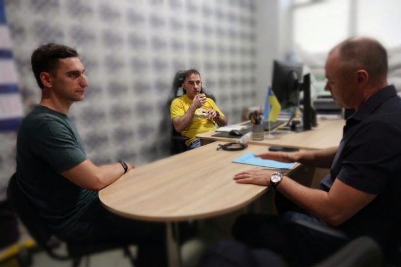 Станіслав Прибітько та Ігор Бойко сидять за столом
