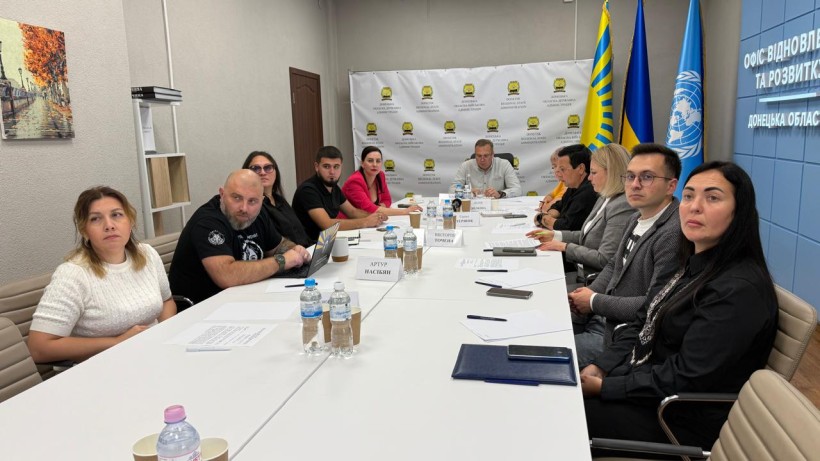 Члени координаційної ради з питань утвердження української національної та громадської ідентичності при облдержадміністрації на засіданні