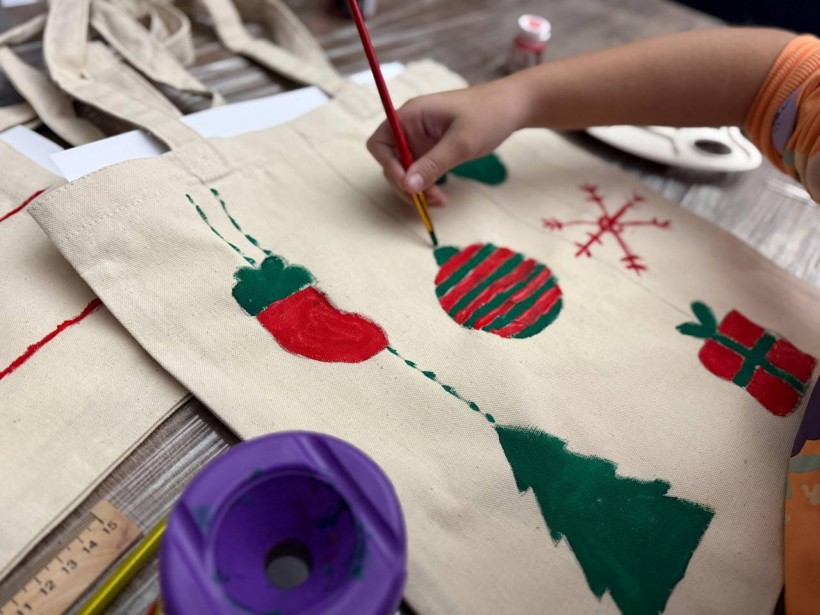 Діти розмальовують екоторби