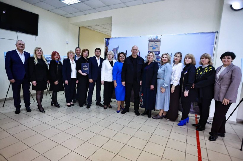 Спільне фото освітян з Вадимом Філашкіним