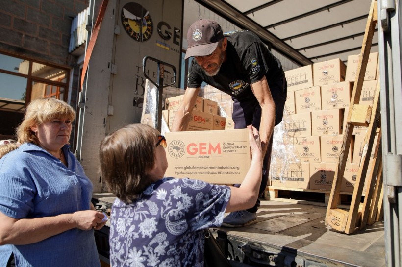 Представники Благодійної організації Благодійного фонду «GLOBAL EMPOWERMENT MISSION» GEM на постійній основі забезпечують мешканців Донеччини продуктовими наборами та питною водою, самостійно доставляючи допомогу у найвіддаленіші куточки області