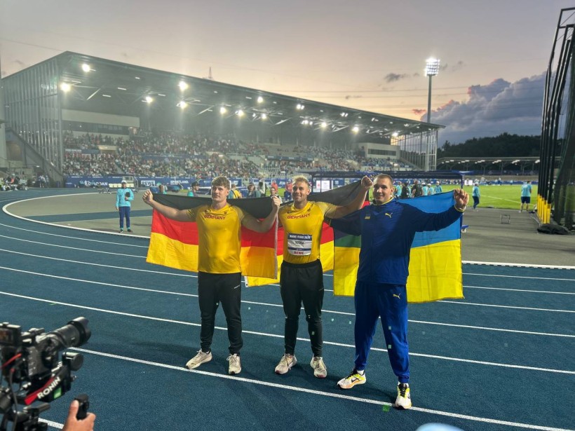 Німецькі та українські спортсмени стоять поруч з прапорами власних країн на плечах.