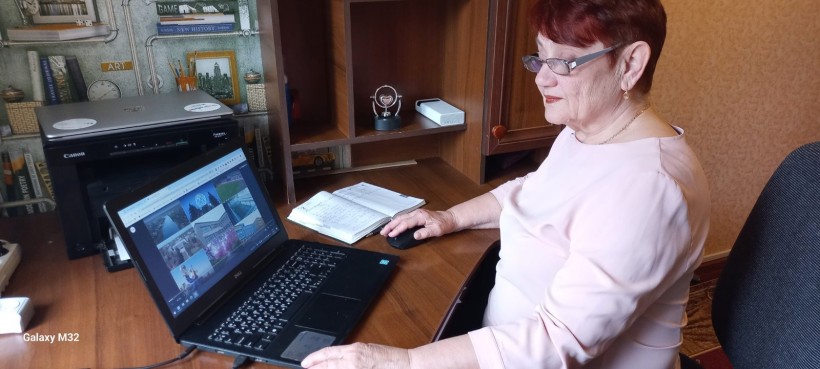 Учасниця методичного мосту “Селидове – Березівка” у спільному онлайн-колі з педагогами обговорюють досвід і нові практики, працюючи разом у професійному просторі.