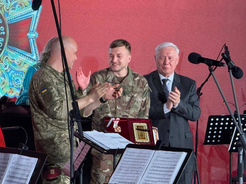 Медики з «Азова» Євген Діденко та Андрій Темногоров з нагородами.
