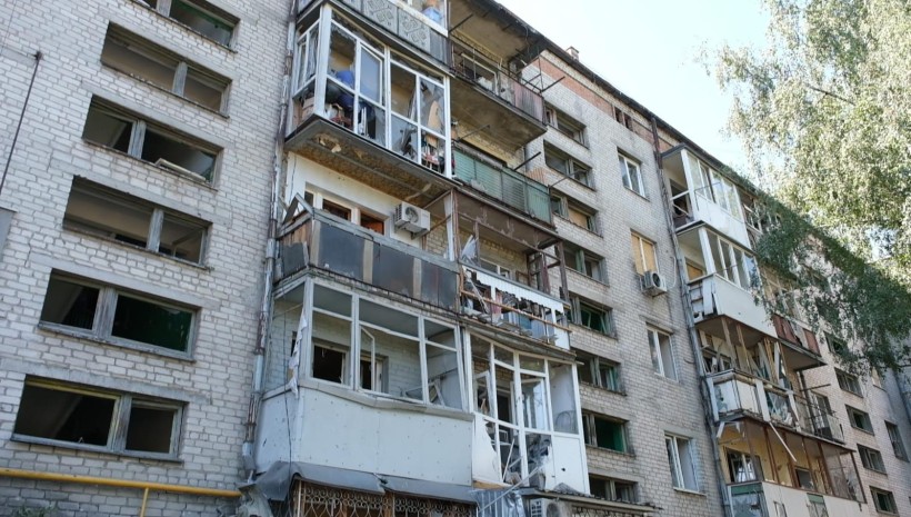 Пошкоджена багатоповерхівка після обстрілу окупантів.