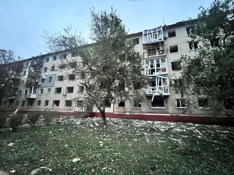 Пошкоджена багатоповерхова будівля після ворожого влучання