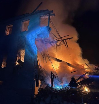 Пожежа в будинку після ворожого обстрілу