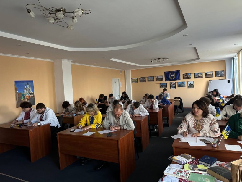 Донеччани долучились до Всеукраїнського радіодиктанту національної єдності