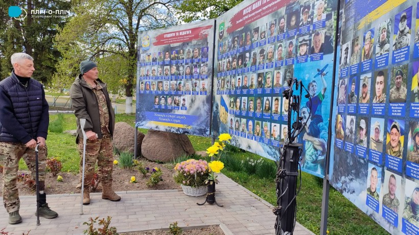 Вшанування пам'яті загиблих захисників біля меморіалу.