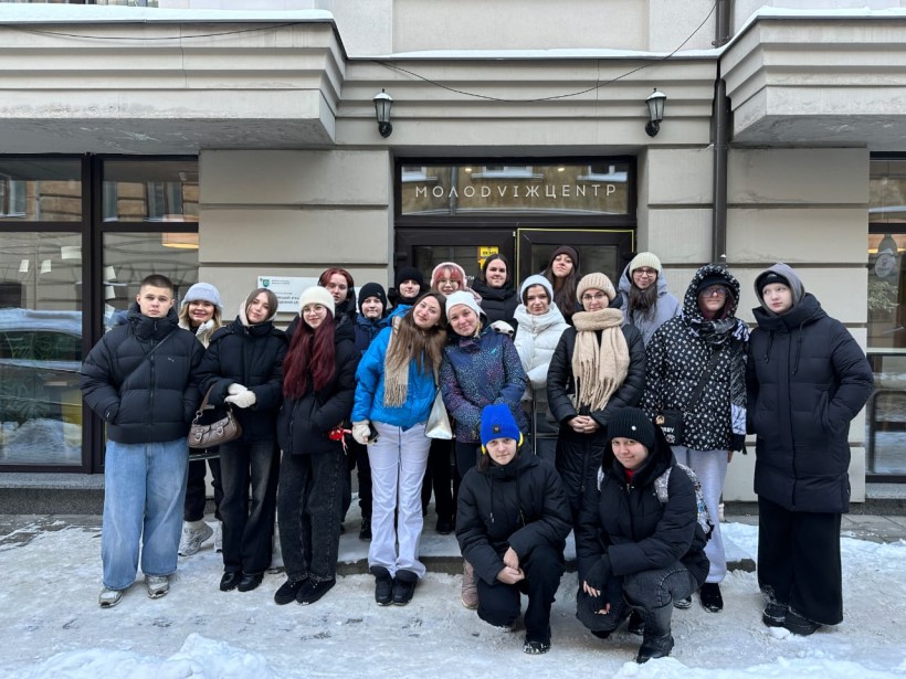 Спільне фото учасників делегації біля фасаду центру «Молодвіж».