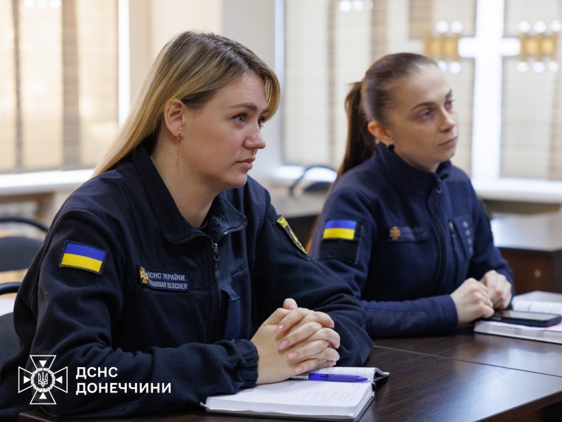 Працівниці ДСНС слухають вебінар.