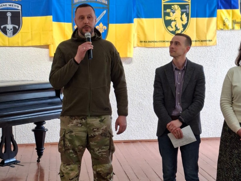 Військовий з мікрофоном зі вступним словом звернулась до присутніх