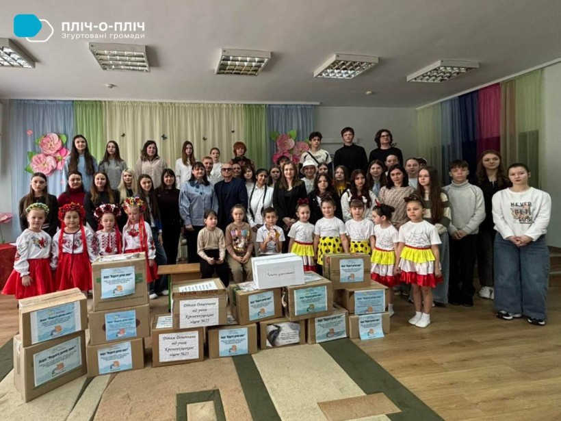Діти та дорослі з Кременчука разом з коробками книг, які поїдуть до дітей Донеччини