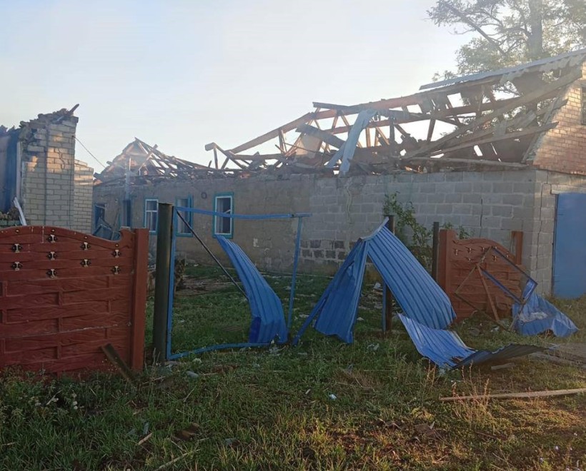 Зруйнована будівля та пошкоджений паркан