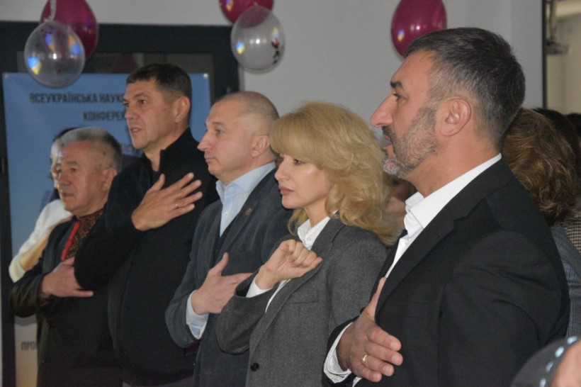 Урочисте святкування 70-річчя державного навчального закладу «Бахмутський центр професійно-технічної освіти». Атмосфера на фото урочиста і дружня. Присутні голова громада, педагогічні працівники та інші посадові особи.