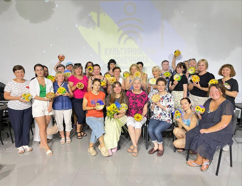 Дорослі відвідувачі хабу з поробками після арттерапії