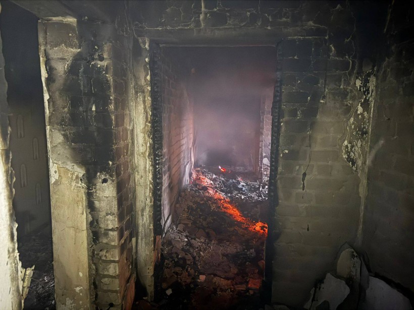 Пожежа всередині будинку після ворожого обстрілу