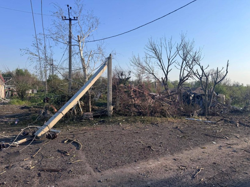 Зруйнований будинок та опора електропередач після ворожого обстрілу