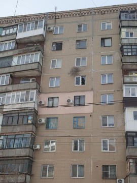 Пошкоджена в результаті обстрілу багатоповерхівка