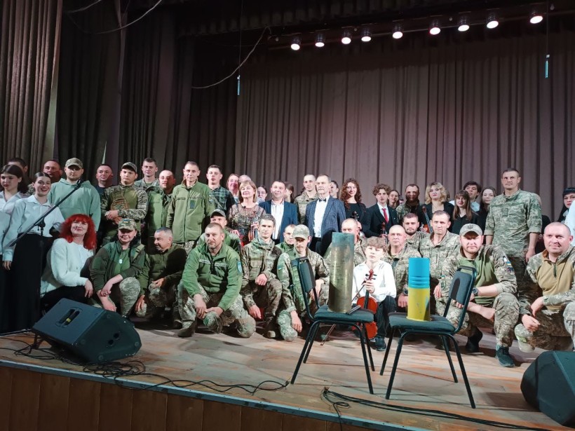 Спільне фото військових та солістів оркестру