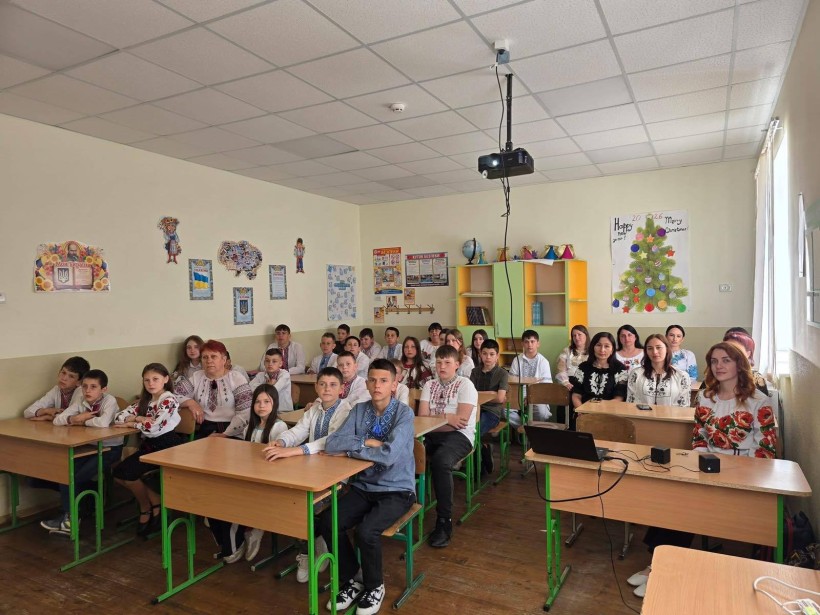 Учні у вишиванках сидять у класі