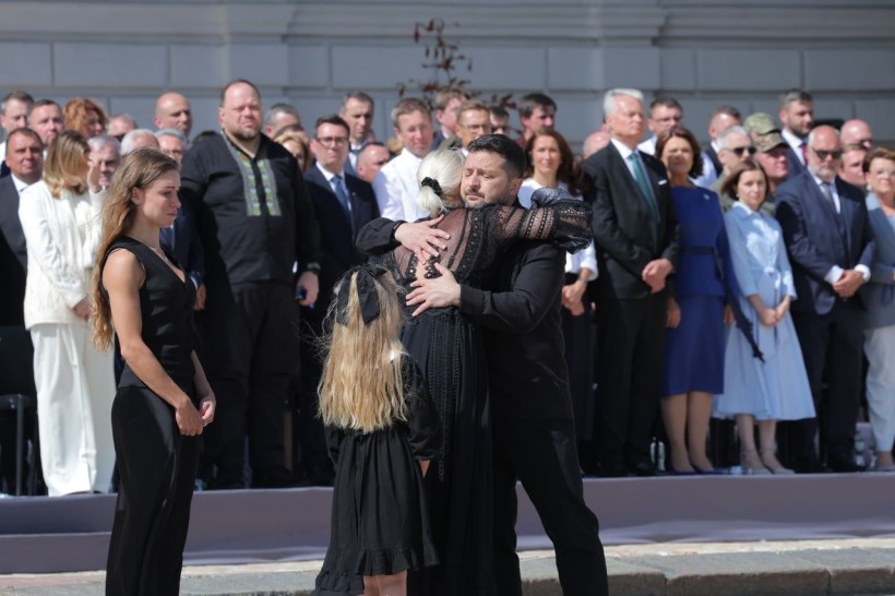 Володимир Зеленський спілкується з родиною Олексія Юкова
