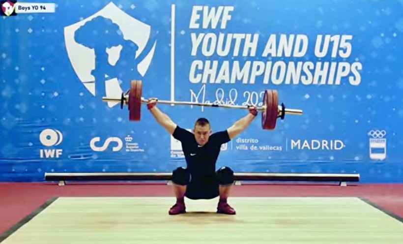 Спортсмен піднімає штангу