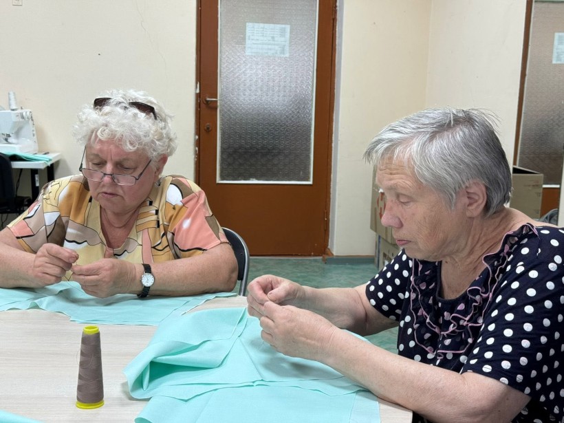 Жінки шиють адаптивний одяг для поранених захисників