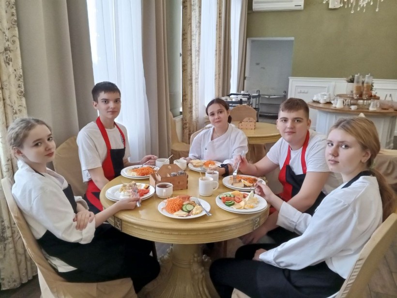 Студенти Костянтинівського вищого професійного училища за столом із їжею та чаєм