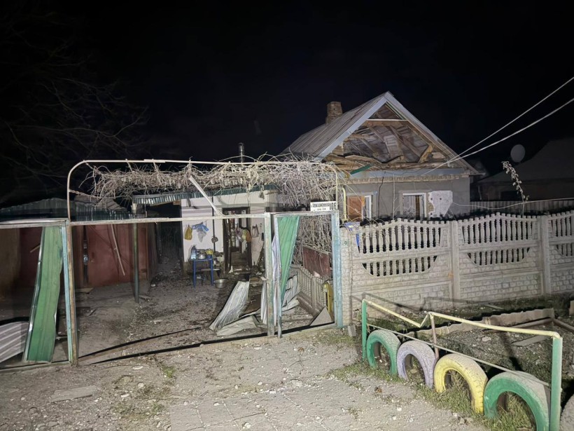 Зруйнований будинок після ворожого обстрілу