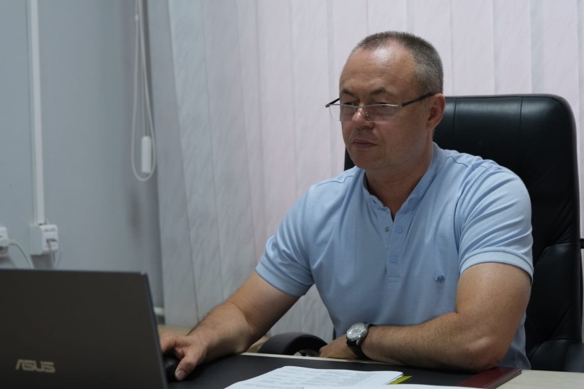 Заступник голови Донецької облдержадміністрації Ігор Бойко дивиться в екран ноутбуку