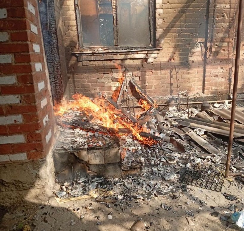 Пожежа в зруйнованому будиноку після ворожого обстрілу