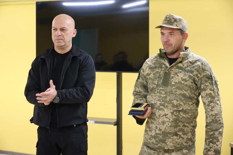 Вадим Філашкін вручає нагороду захиснику