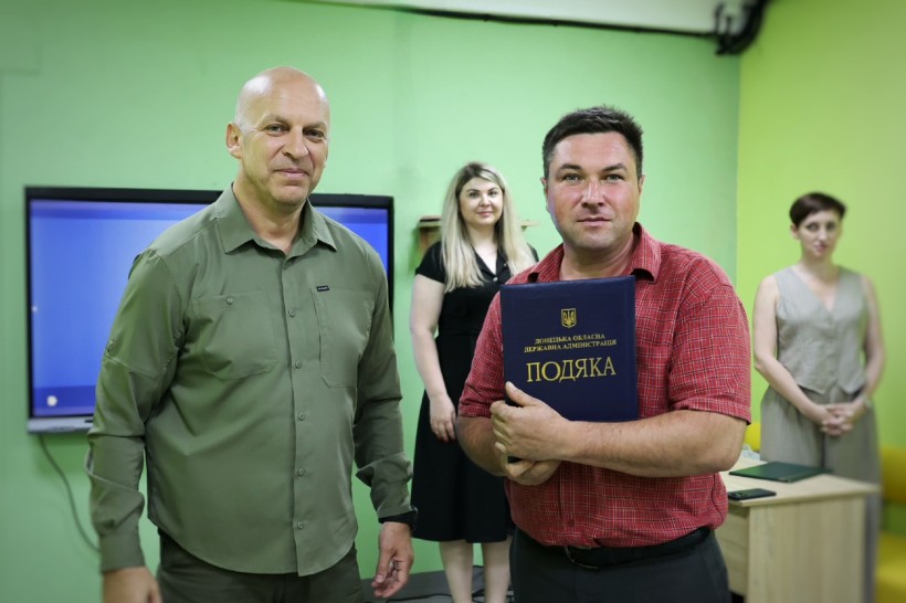 Вадим Філашкін та енергетик з подякою.