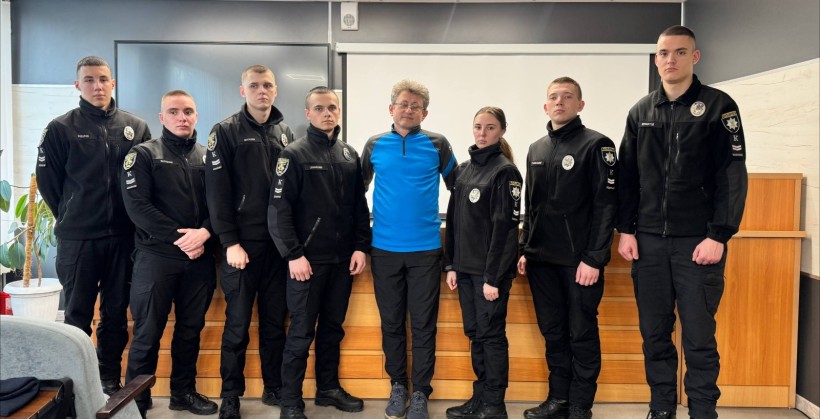 Курсанти Донецького державного університету внутрішніх справ під час спільного заняття з представником  Донецького обласного центру туризму та краєзнавства