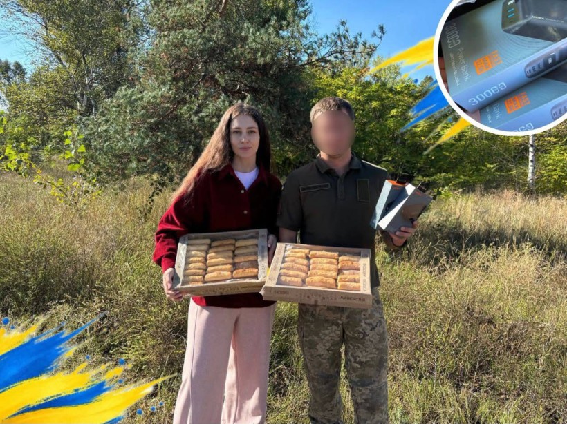 Молода дівчина та військовий тримають смаколики та повербанки