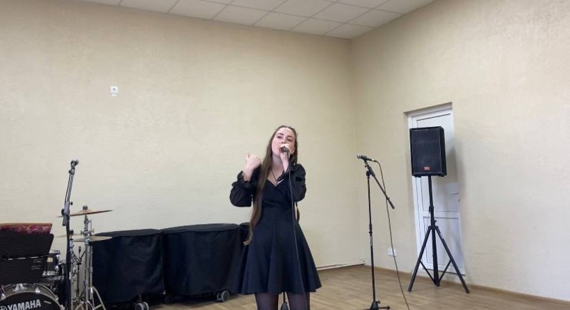 Учасниця конкурсу виконує пісню з мікрофоном