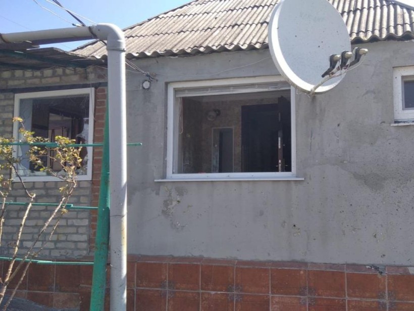 Розбите вікно після ворожого обстрілу