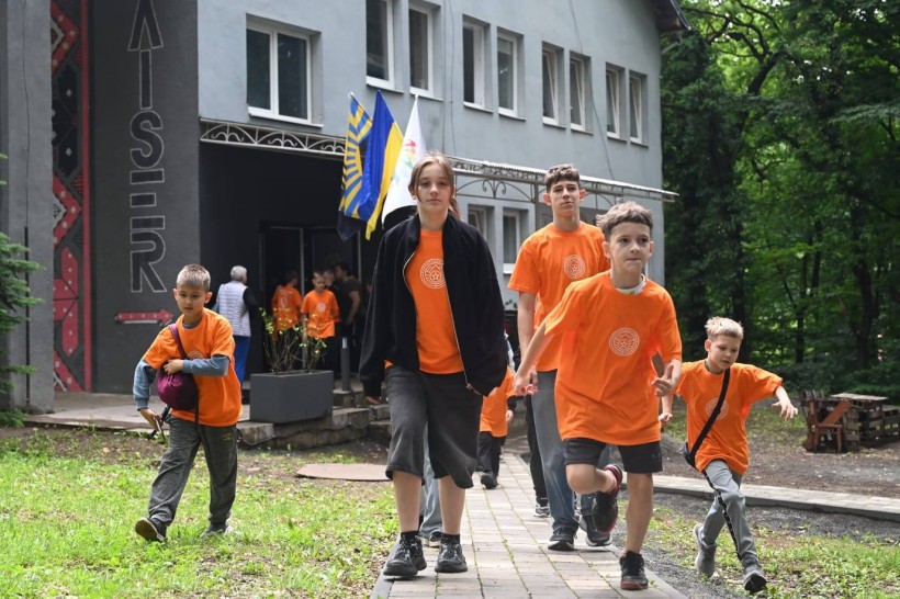Діти біжать