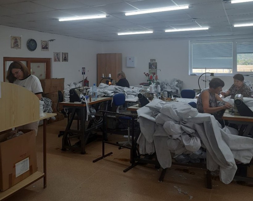 Співробітники швейної фабрики «ТРІО» на Закарпатті працюють над шиттям.