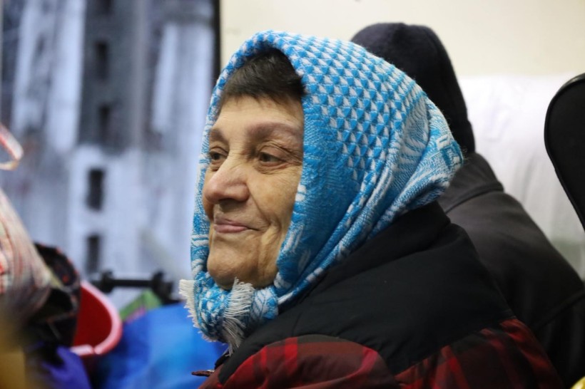 Літня жінка посміхається