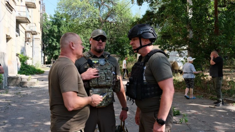 Вадим Філашкін на місці обстрілу радиться з військовими та правоохоронцями