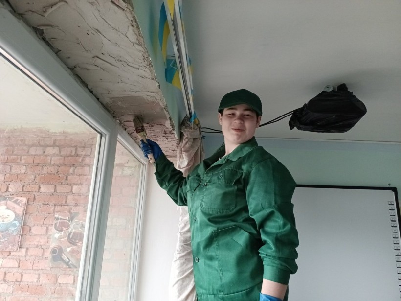 Майбутні штукатури під час ремонту навчальних приміщень у межах виробничого навчання