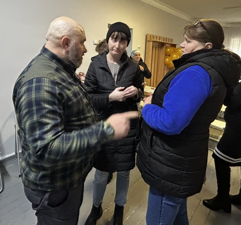 Начальник управління з питань ветеранської політики облдержадміністрації Артур Насібян під ччас спілкування з родинами загиблих Захисників України