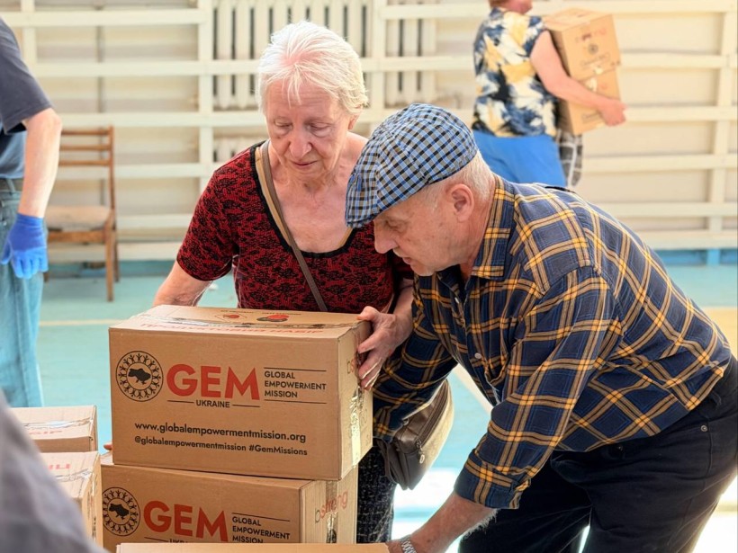 Представники Благодійної організації Благодійного фонду «GLOBAL EMPOWERMENT MISSION» GEM на постійній основі забезпечують мешканців Донеччини продуктовими наборами та питною водою, самостійно доставляючи допомогу у найвіддаленіші куточки області