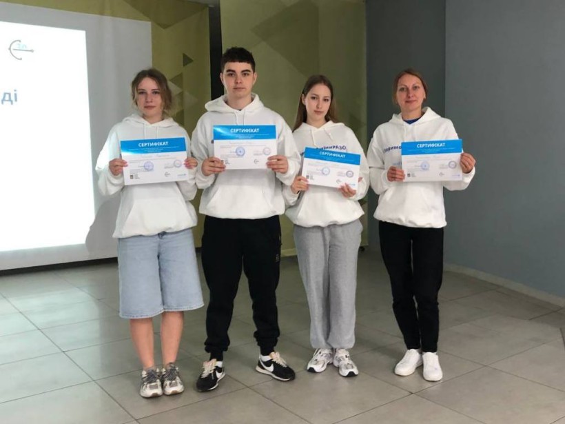 Команда Добропільської громади стала фіналістом пʼятої хвилі конкурсу мінігрантів «DIY Community» від ЮНІСЕФ, молодь тримає сертифікати