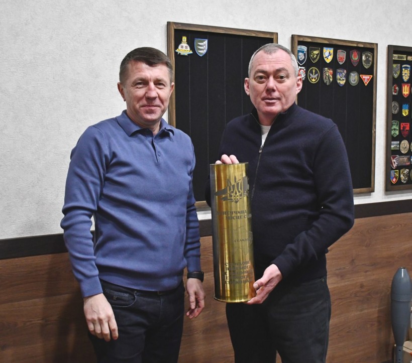 Керівники Селидівської та Березівської громад тримають сувенір з Донеччини