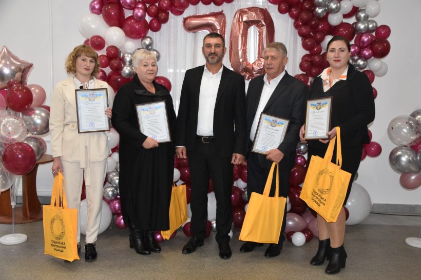 Урочисте святкування 70-річчя державного навчального закладу «Бахмутський центр професійно-технічної освіти». Атмосфера на фото урочиста і дружня. Присутні голова громада, педагогічні працівники та інші посадові особи.