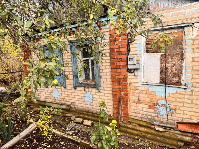 Пошкоджений одноповерховий будинок