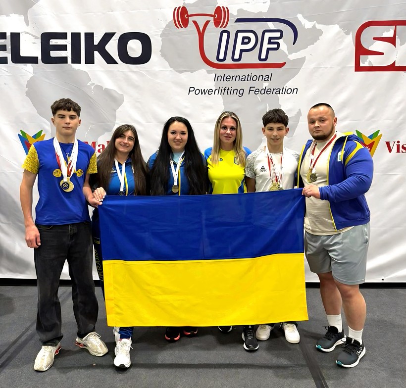 Пауерліфтери Лиманської громади Донеччини з медалями чемпіонату світу та прапором України